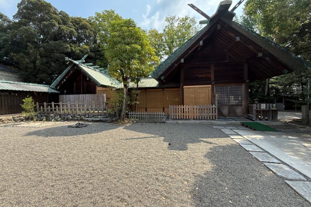 広い空間が整えられた社殿前の様子