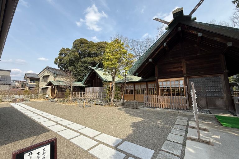 御影石の敷石が整備された境内