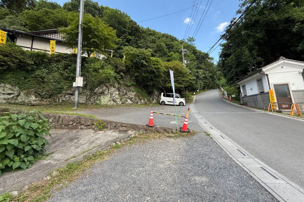 聖神社境内前の駐車場