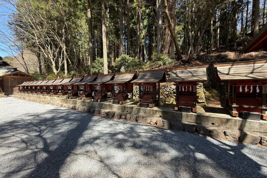 境内に整列した全国の神々の社