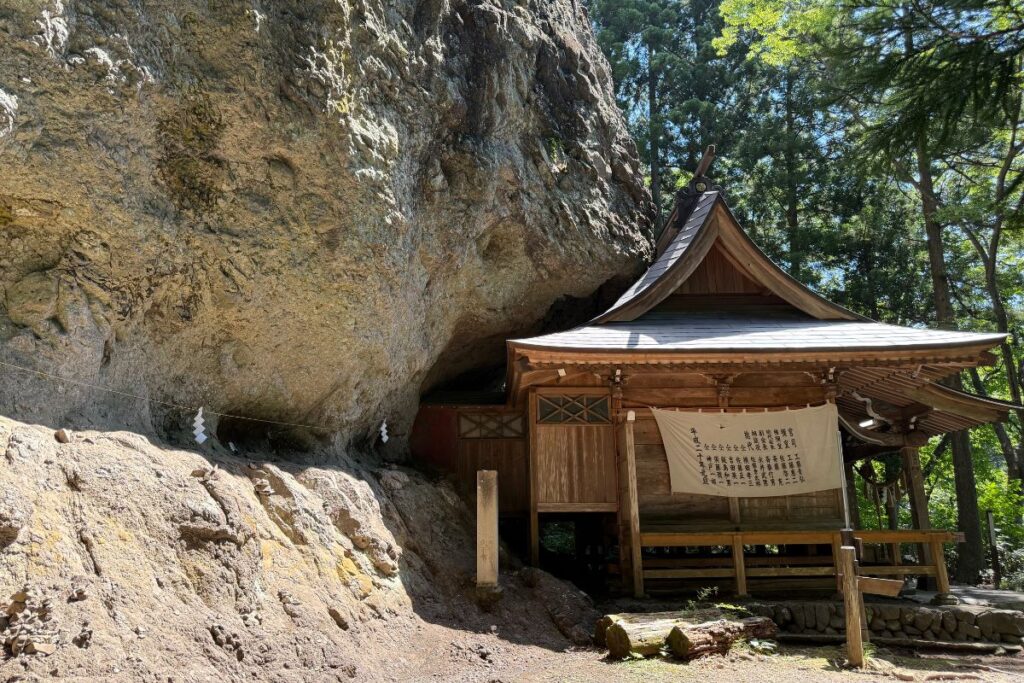 巨岩「轟岩」を背にした拝殿