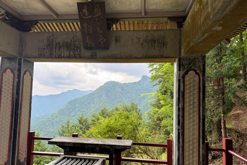 遥拝殿から望む奥宮の山なみ