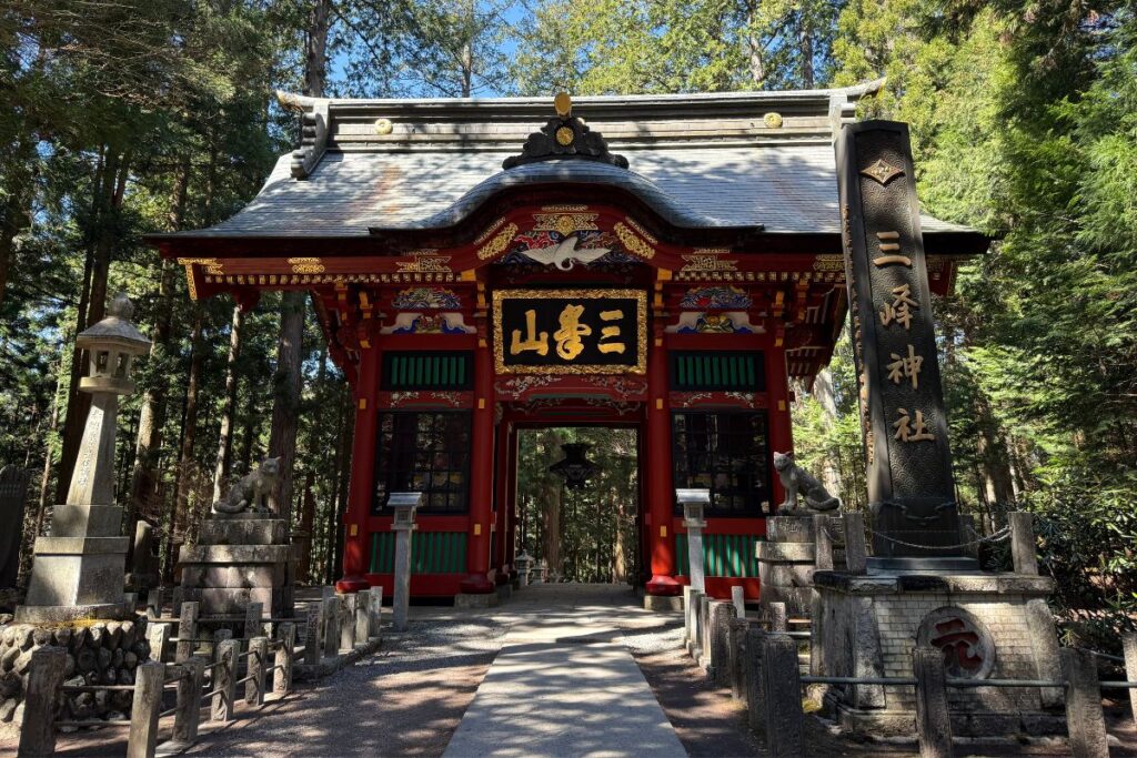 重厚な佇まいの三峯神社随神門