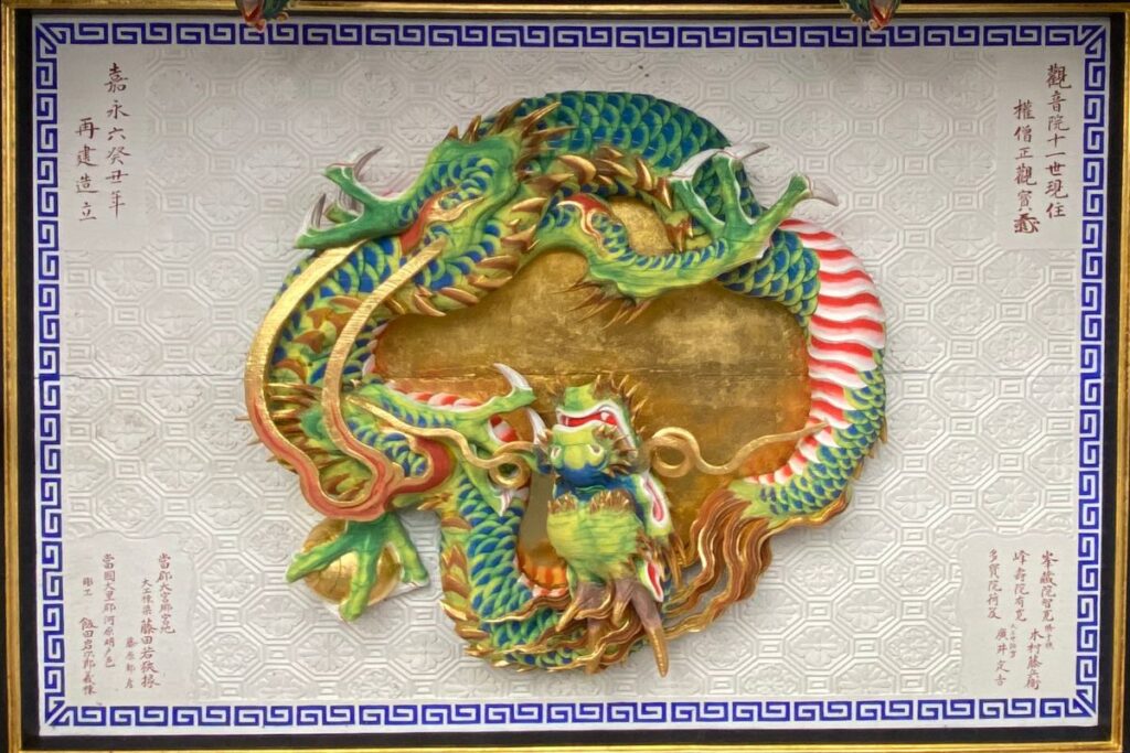 彫刻が鮮やかな三峯神社の手水舎