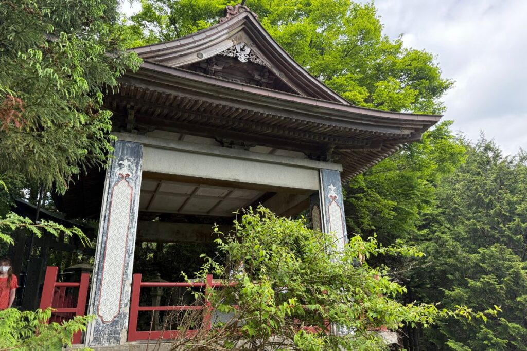 杉木立に囲まれた奥宮遥拝殿の外観