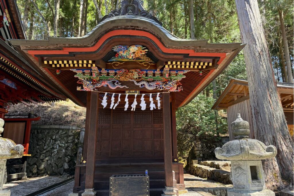 龍の彫刻が施された日本武神社