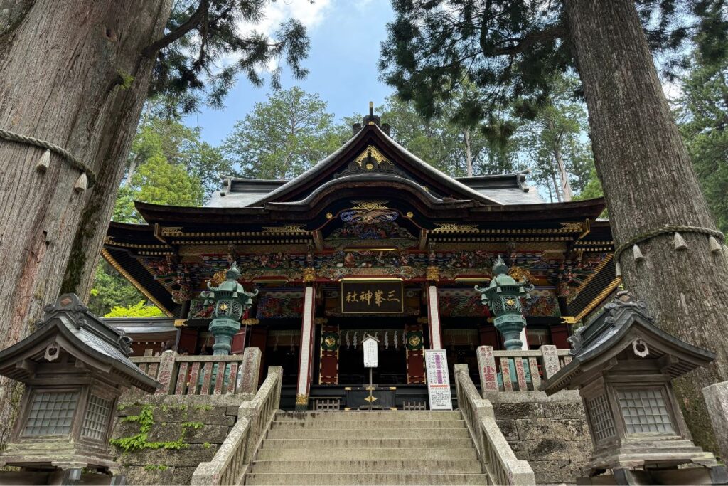 色鮮やかな装飾が目を引く三峯神社の拝殿