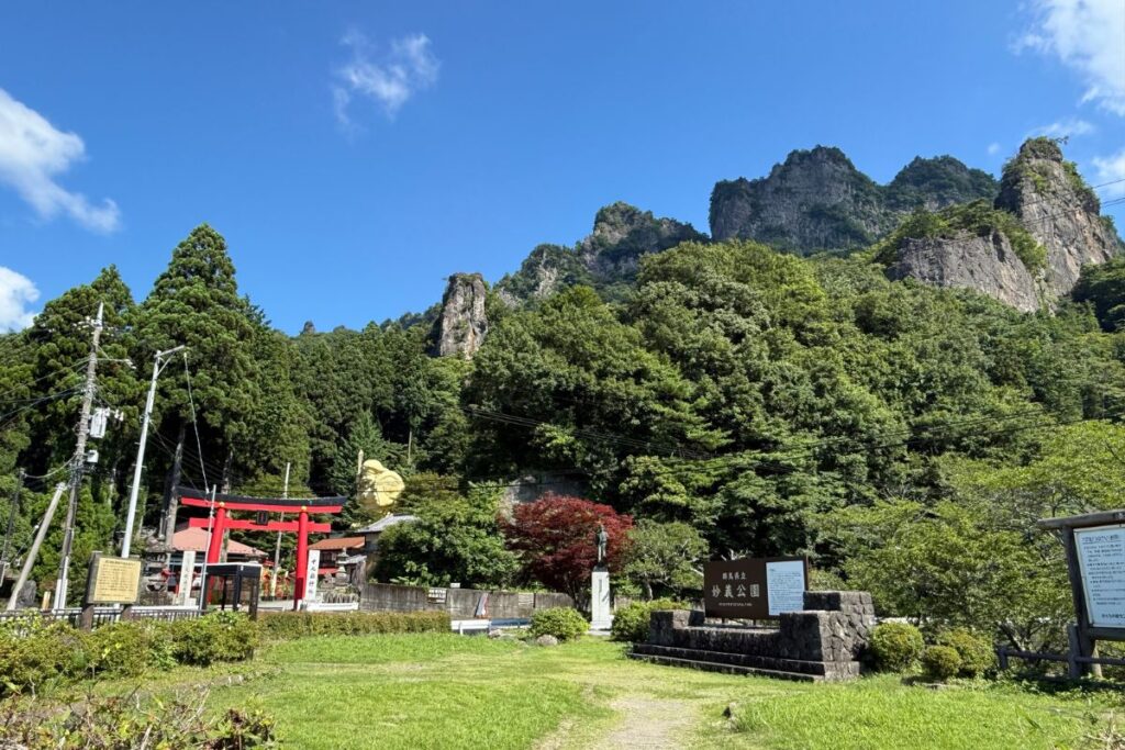 妙義公園から見る中之嶽神社