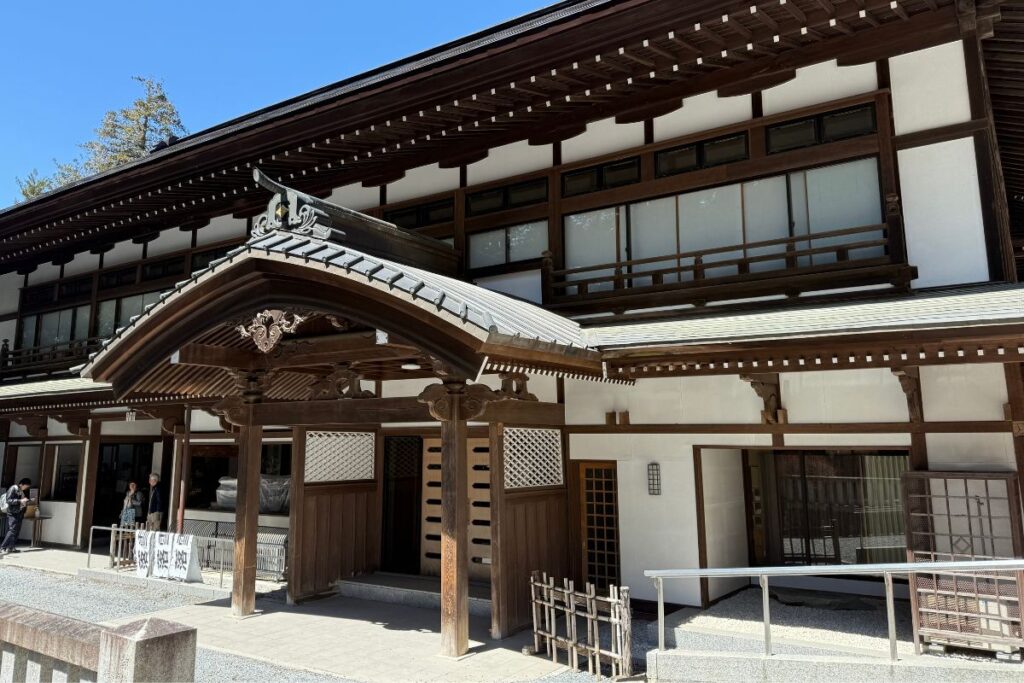 オリジナルショップが入る斎館