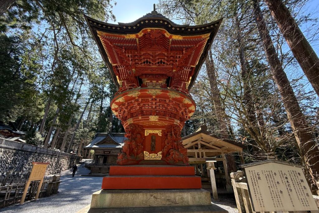 豪華な彫刻が施された八棟木灯台