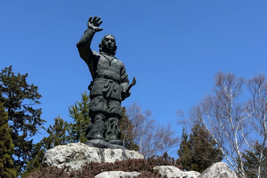 威風堂々と立つ日本武尊の銅像