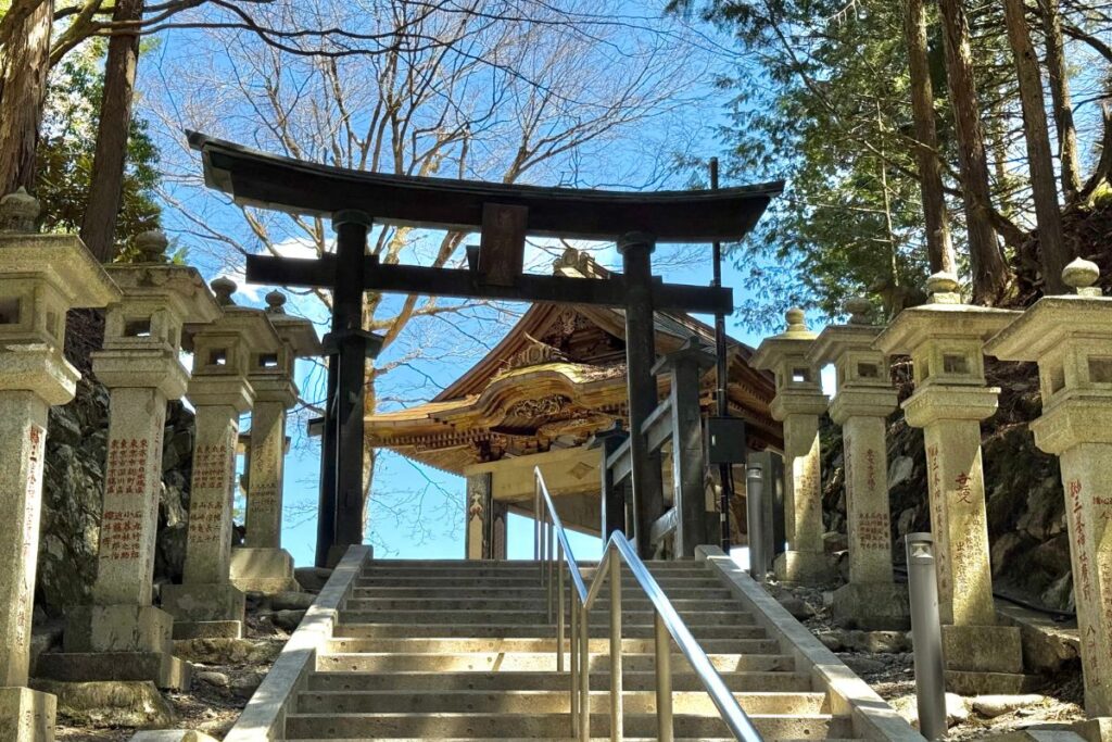 石段の先に立つ奥宮遥拝殿の鳥居