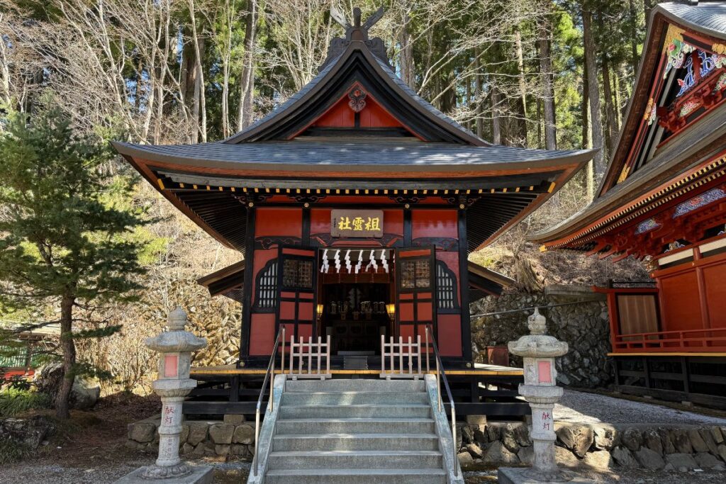 先人の御霊を祀る朱塗りの祖霊社