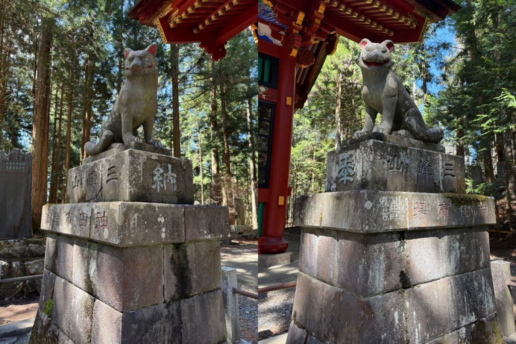 随神門を守る御眷属の狼像