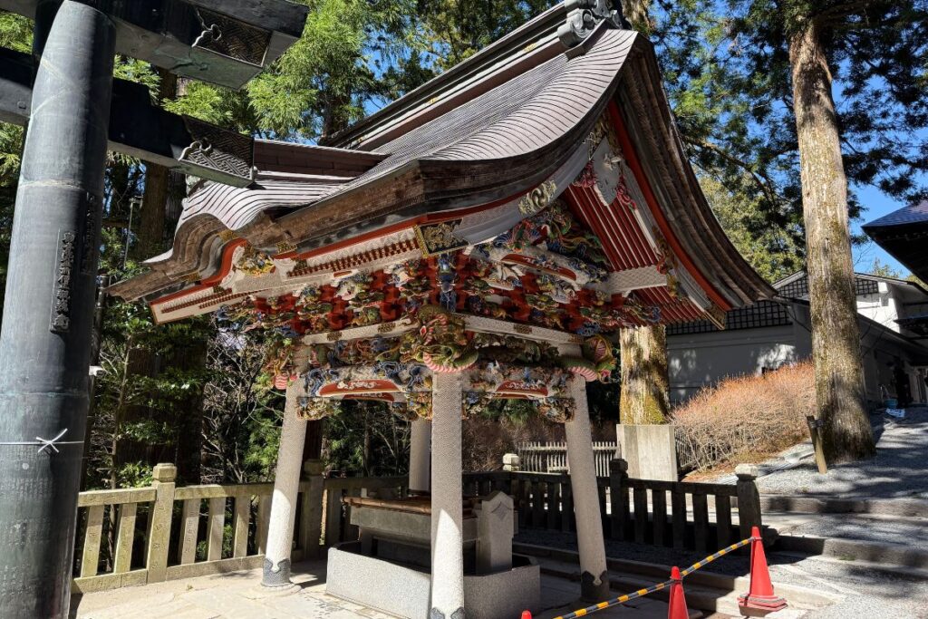 彫刻が美しい三峯神社の手水舎
