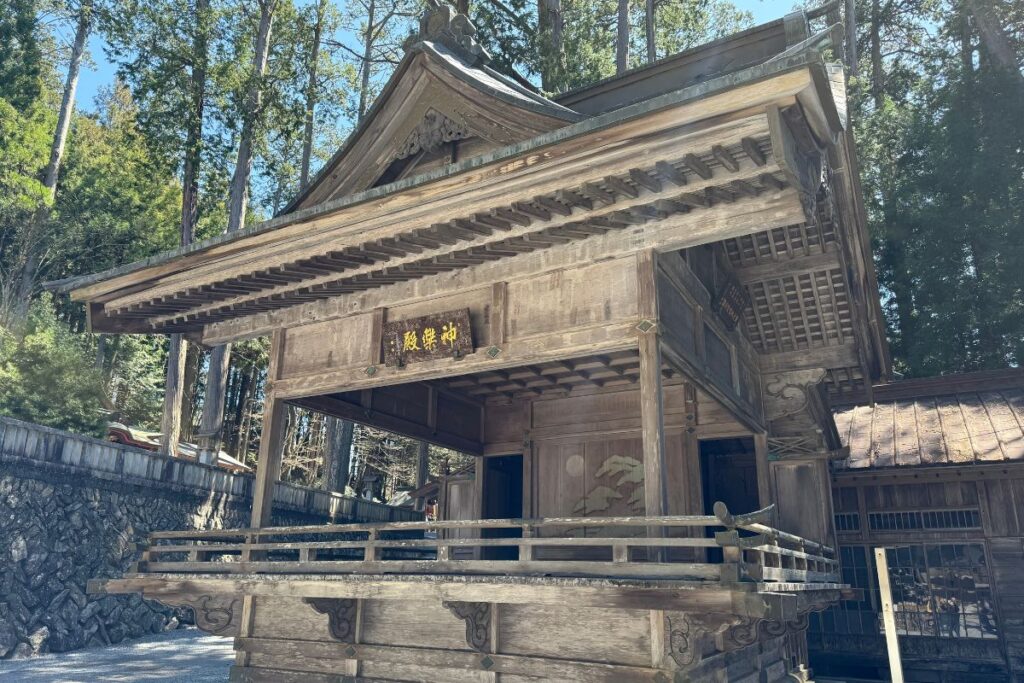 神楽奉納の舞台となる神楽殿