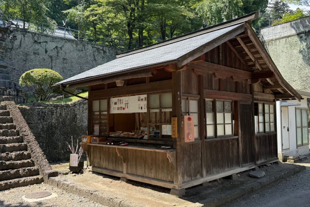 妙義神社境内の授与所
