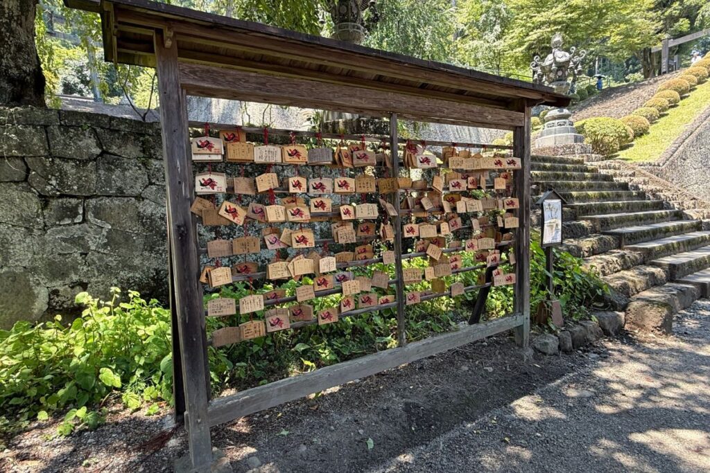 天狗の面と下駄が描かれた妙義神社の祈願絵馬