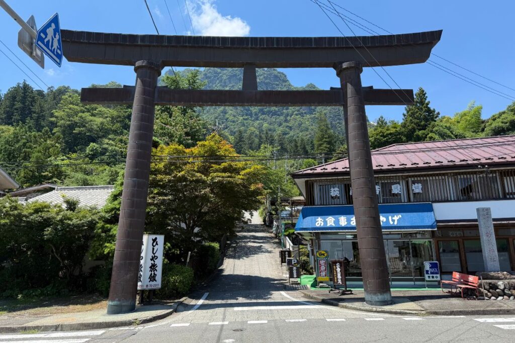 妙義神社参道の入り口に立つ第一鳥居