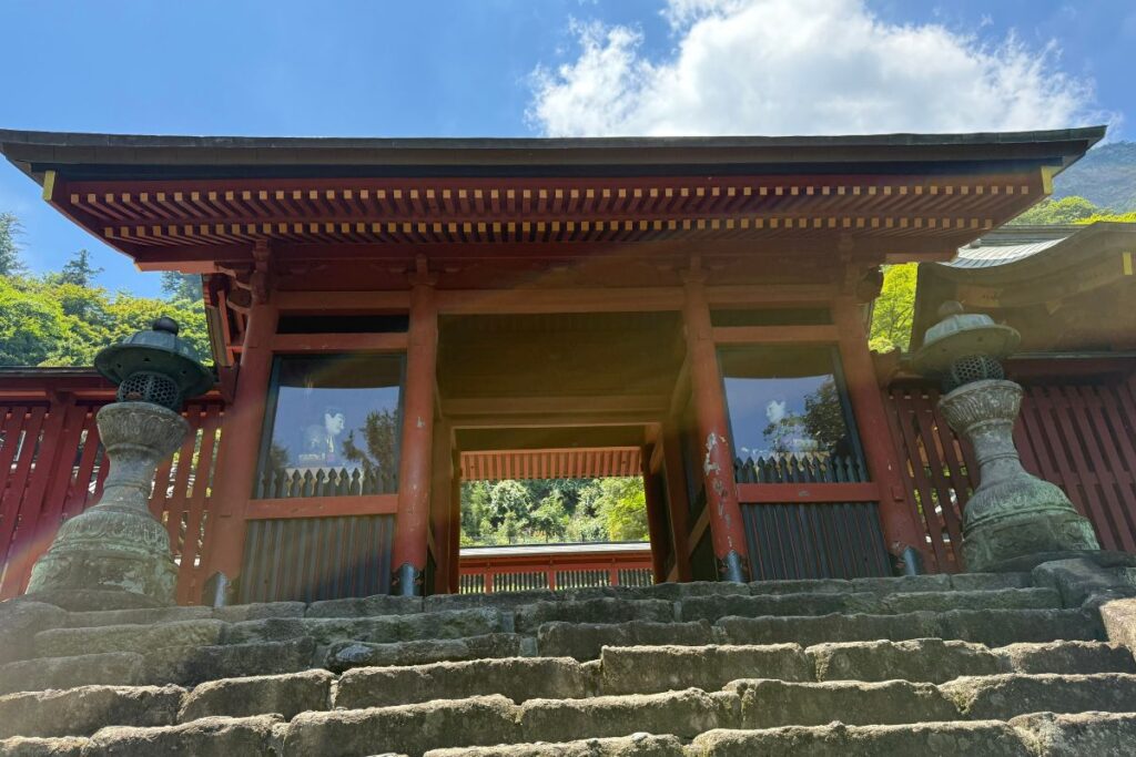 165段を登りきった先の随神門