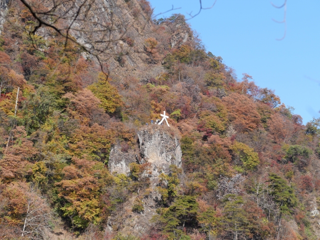 妙義山の岩壁に浮かび上がる「大」の文字。御朱印帳の刺繍デザイン
