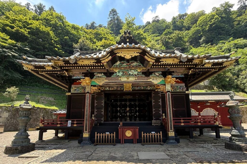 彫刻と彩色が際立つ妙義神社本社