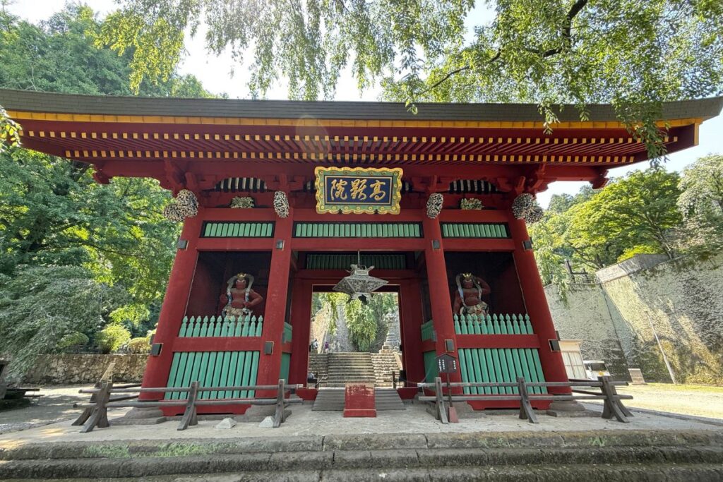 鮮やかな朱色の妙義神社総門