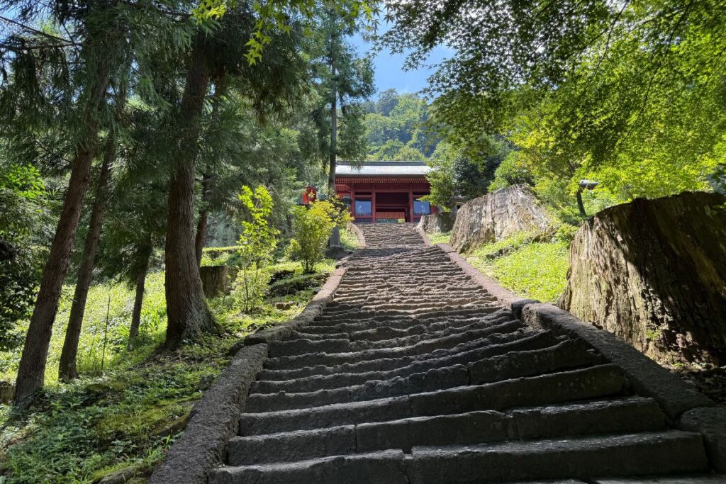 一直線に伸びる石段