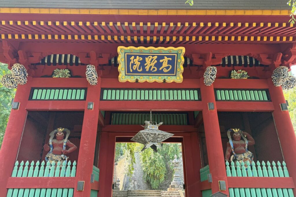 朱色が美しい妙義神社の総門。ここから参拝が始まります