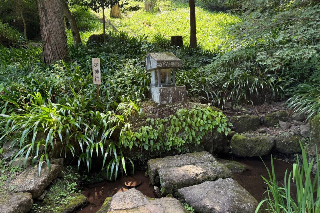 水の神様を祀る妙義神社の水神社