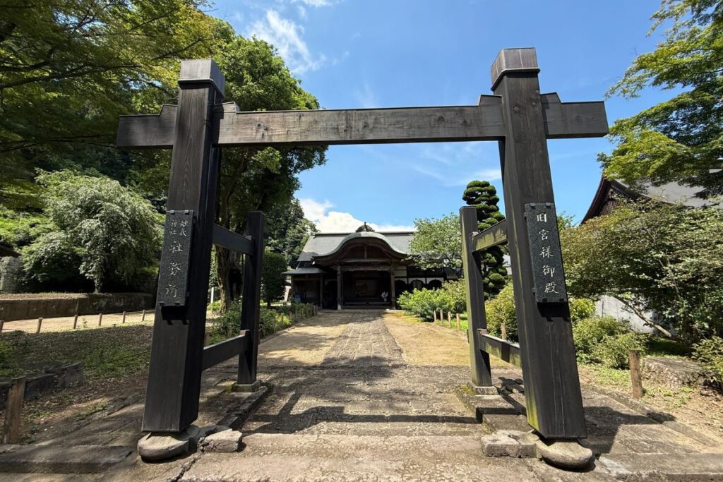 黒塗り鳥居越しに見る社務所