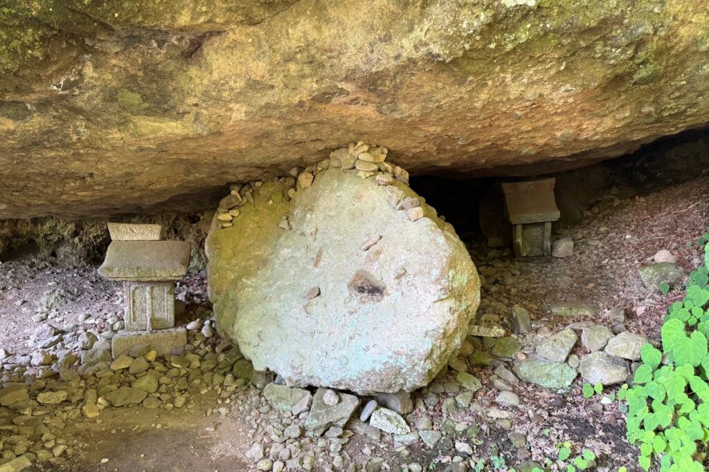 影向岩の下にある石造りの祠