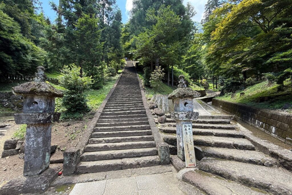 本社へ続く二つの道