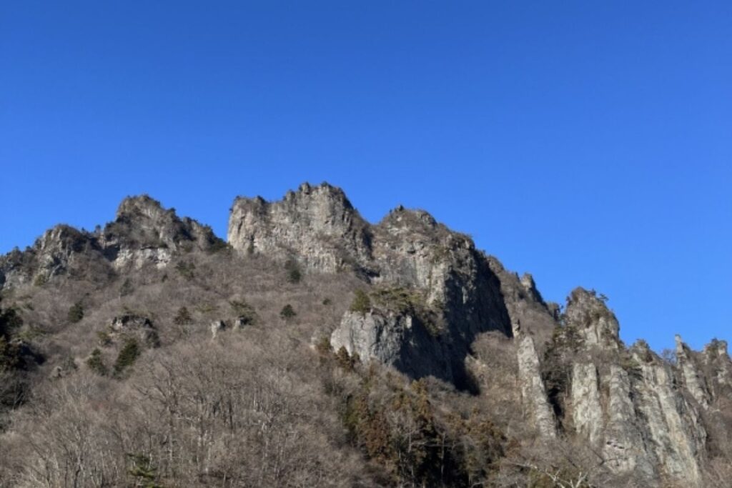 切り立つ岩肌の妙義山