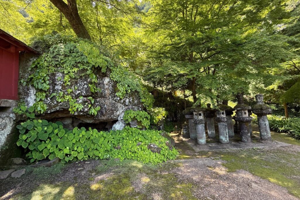 波己曽神社のご神体とされる影向岩