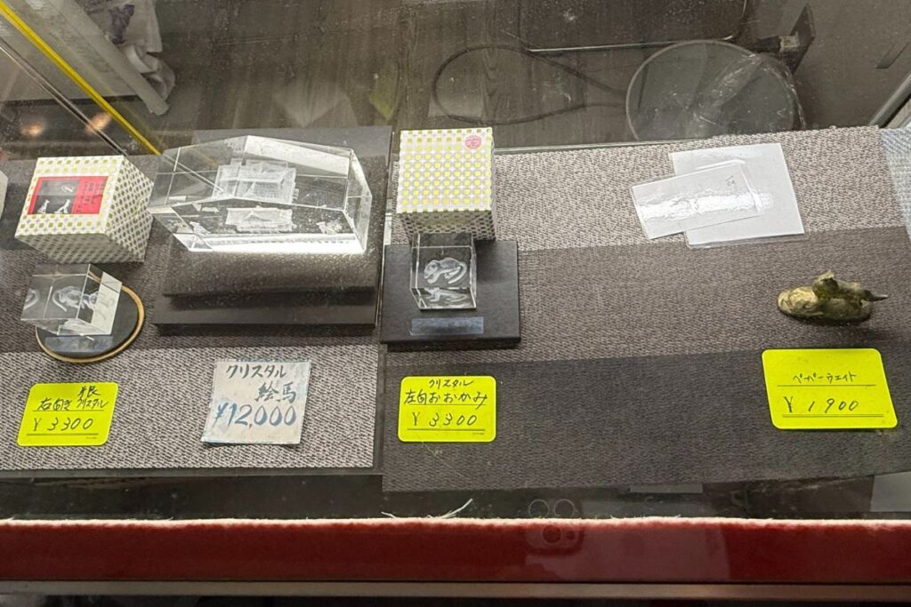 狼モチーフのクリスタルやペーパーウエイト