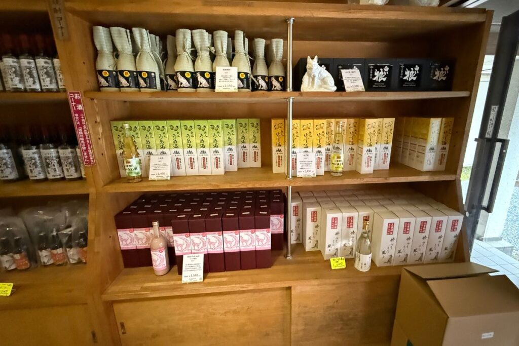 うめ酒とゆず酒や狼の陶器酒が並ぶ棚三峯神社ゆかりの日本酒やワインが並ぶ売店の一角
※掲載写真は境内売店で撮影したもので、販売や飲酒を促す目的ではなく現地の様子を紹介しています。