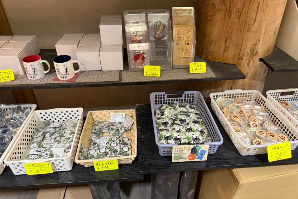 狼モチーフの缶バッジ類やストラップ