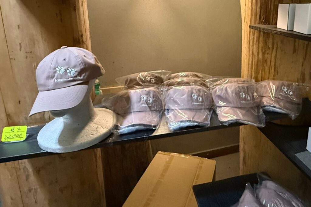 狼の足跡が刺繍されたキャップ