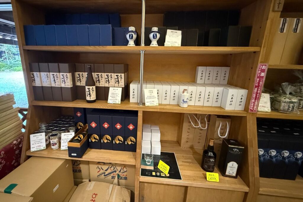 高級感ある化粧箱入りの日本酒や焼酎が陳列三峯神社ゆかりの日本酒やワインが並ぶ売店の一角
※掲載写真は境内売店で撮影したもので、販売や飲酒を促す目的ではなく現地の様子を紹介しています。