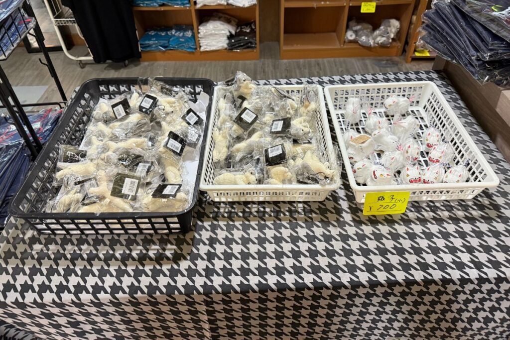 かごに入った小さな狼のぬいぐるみ