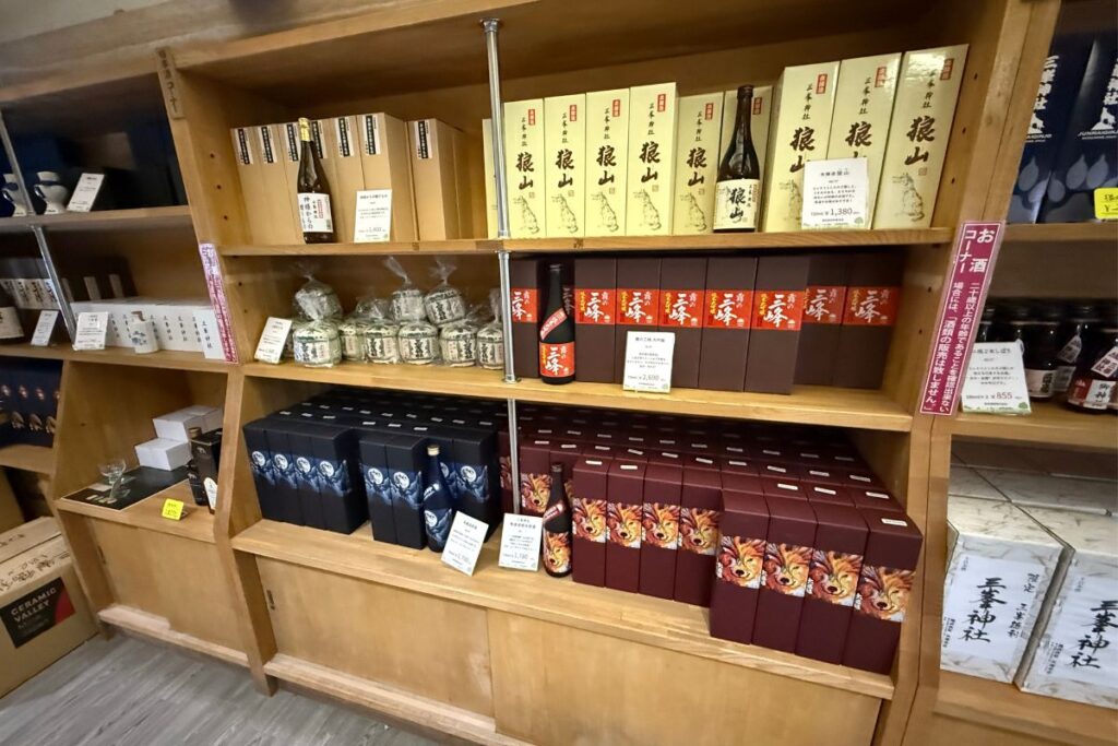 狼のイラストが印象的な清酒が揃う棚三峯神社ゆかりの日本酒やワインが並ぶ売店の一角
※掲載写真は境内売店で撮影したもので、販売や飲酒を促す目的ではなく現地の様子を紹介しています。