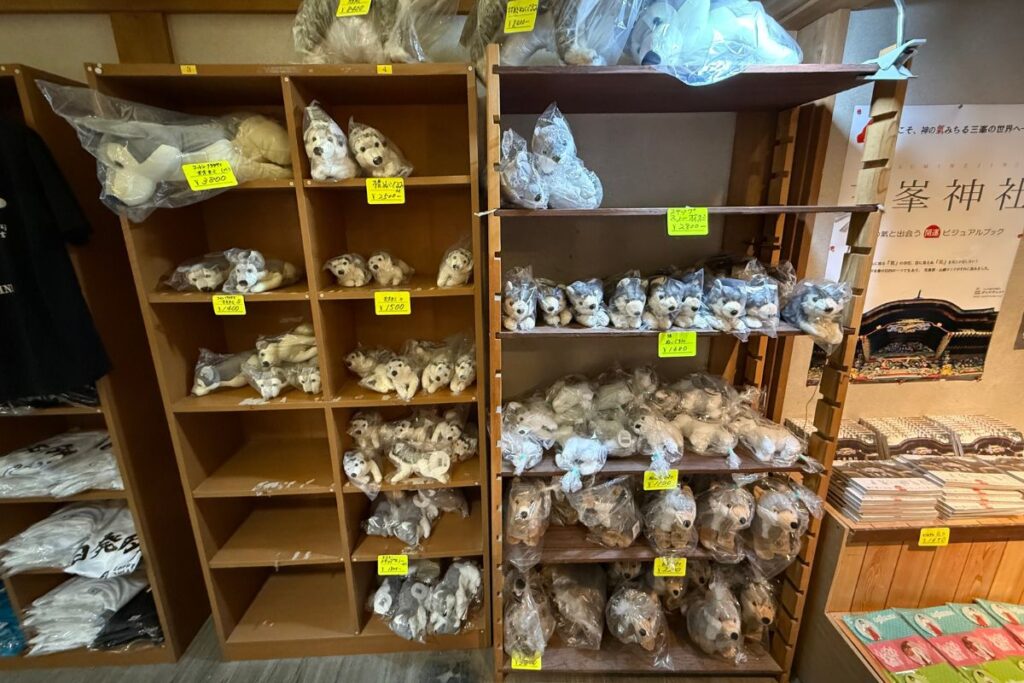 棚に並ぶ狼のぬいぐるみ