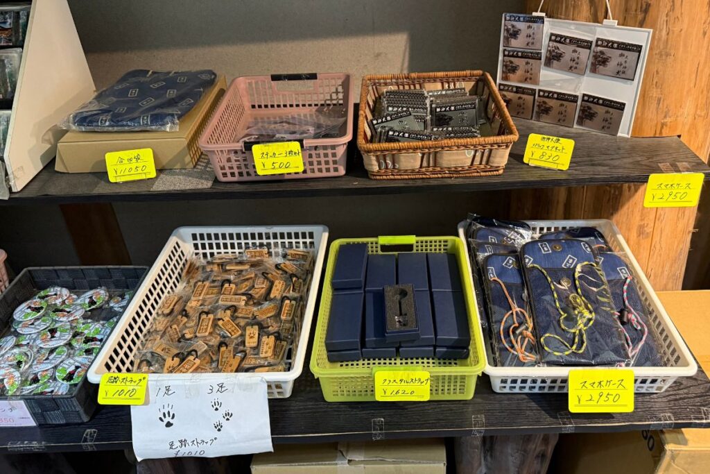 狼デザインのスマホケースや小物類