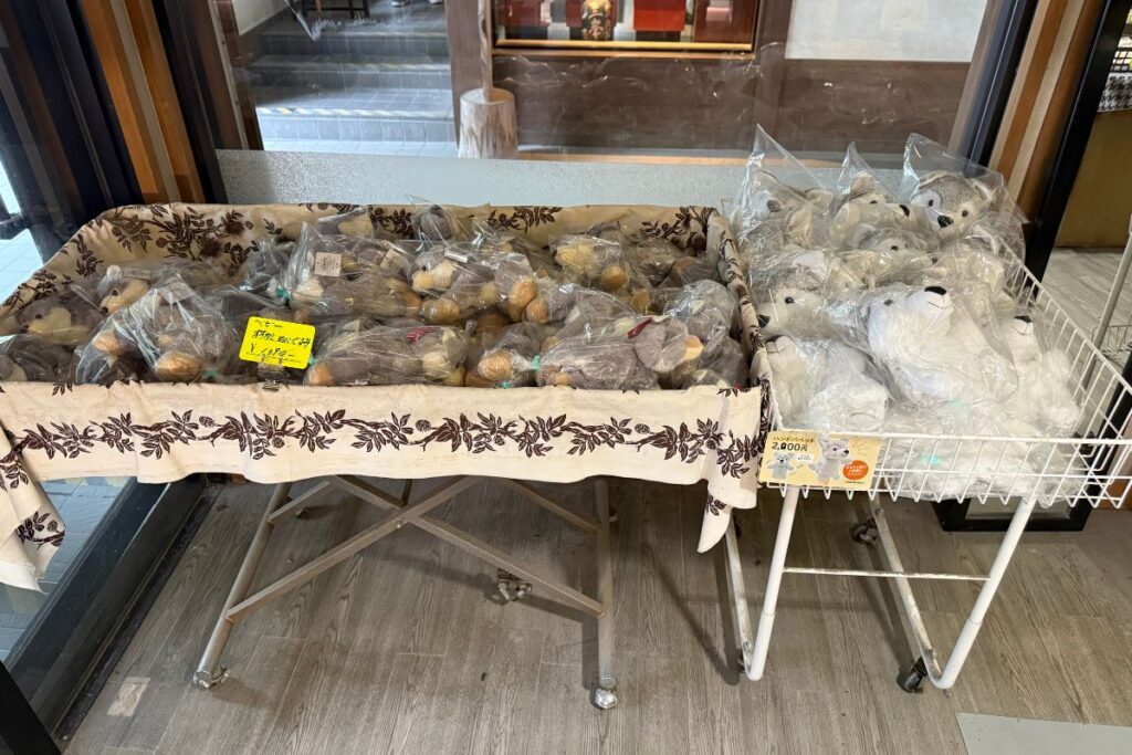 テーブルに並ぶ狼のぬいぐるみ