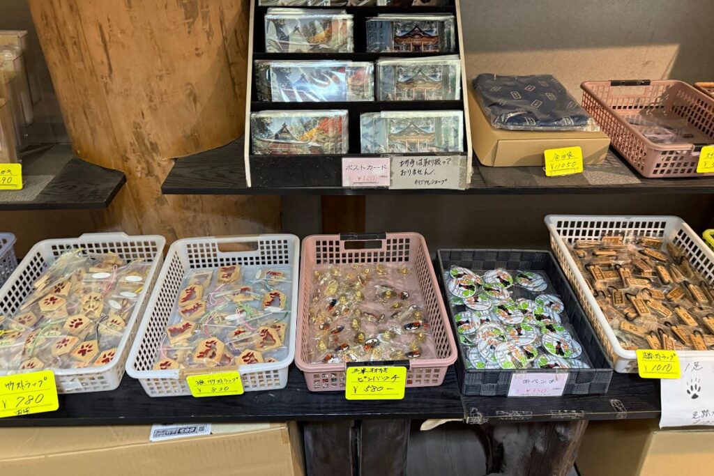 狼や足跡デザインのストラップ・缶バッジ類