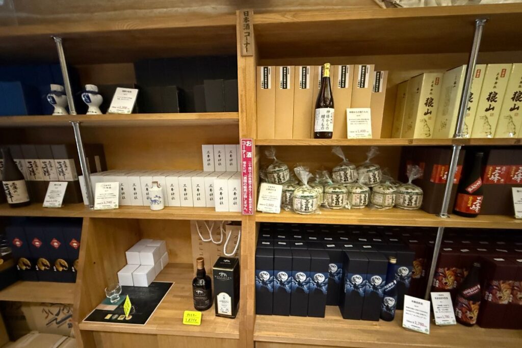 樽酒やギフト用の箱入り日本酒が並ぶ棚三峯神社ゆかりの日本酒やワインが並ぶ売店の一角
※掲載写真は境内売店で撮影したもので、販売や飲酒を促す目的ではなく現地の様子を紹介しています。