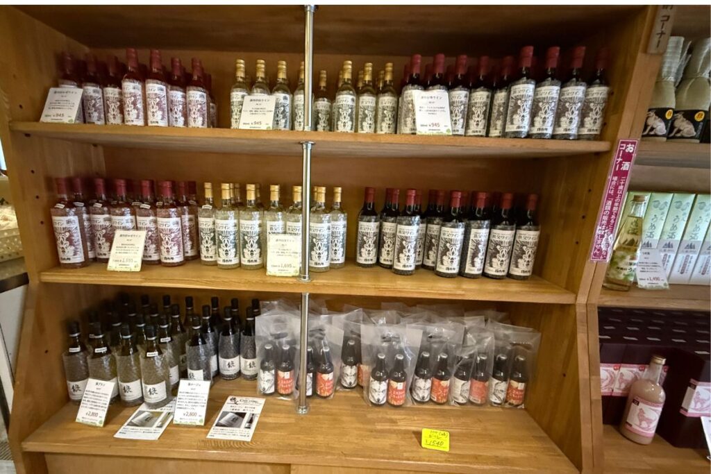 赤と白の狼ラベルが目立つワインやビールの棚三峯神社ゆかりの日本酒やワインが並ぶ売店の一角
※掲載写真は境内売店で撮影したもので、販売や飲酒を促す目的ではなく現地の様子を紹介しています。