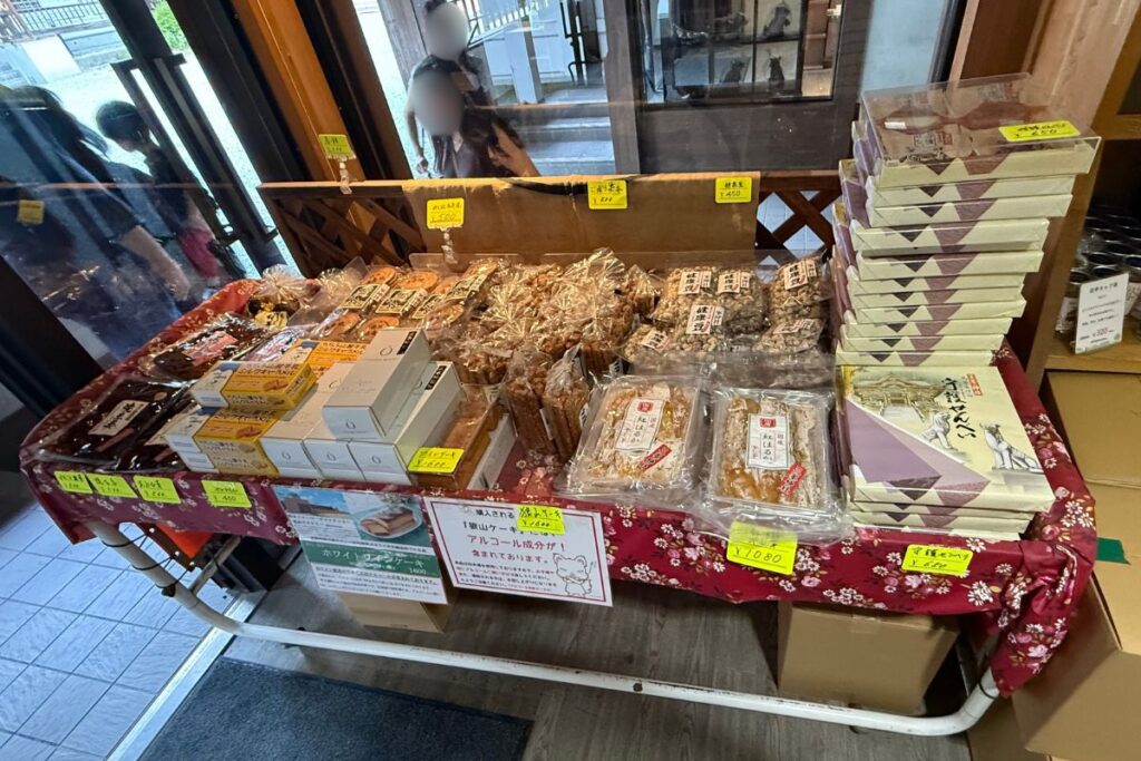 三峯神社の売店に並ぶ羊羹や干し芋などのお菓子類
