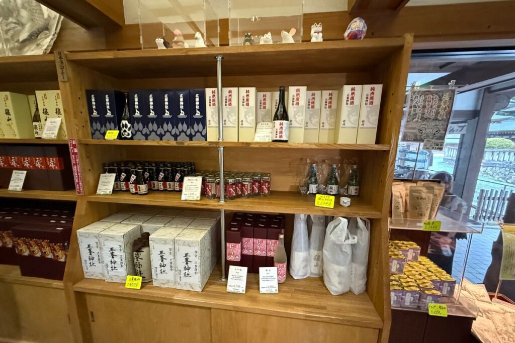 狼の肉球ラベルの酒やにごり酒などが並ぶ棚三峯神社ゆかりの日本酒やワインが並ぶ売店の一角
※掲載写真は境内売店で撮影したもので、販売や飲酒を促す目的ではなく現地の様子を紹介しています。